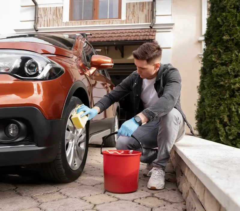 Lavage auto à domicile Dolus-le-Sec : professionnel intervenant sur un véhicule